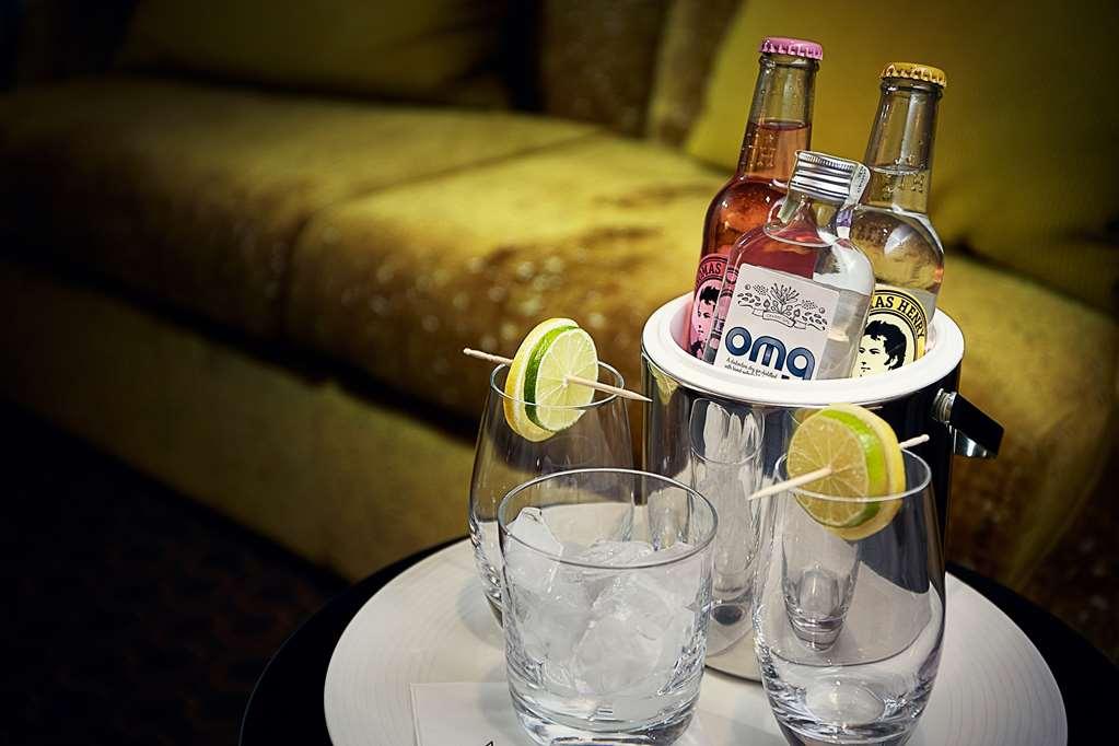Cosmopolitan Hotel Praga Instalações foto A bottle of Roma 12 Years Old