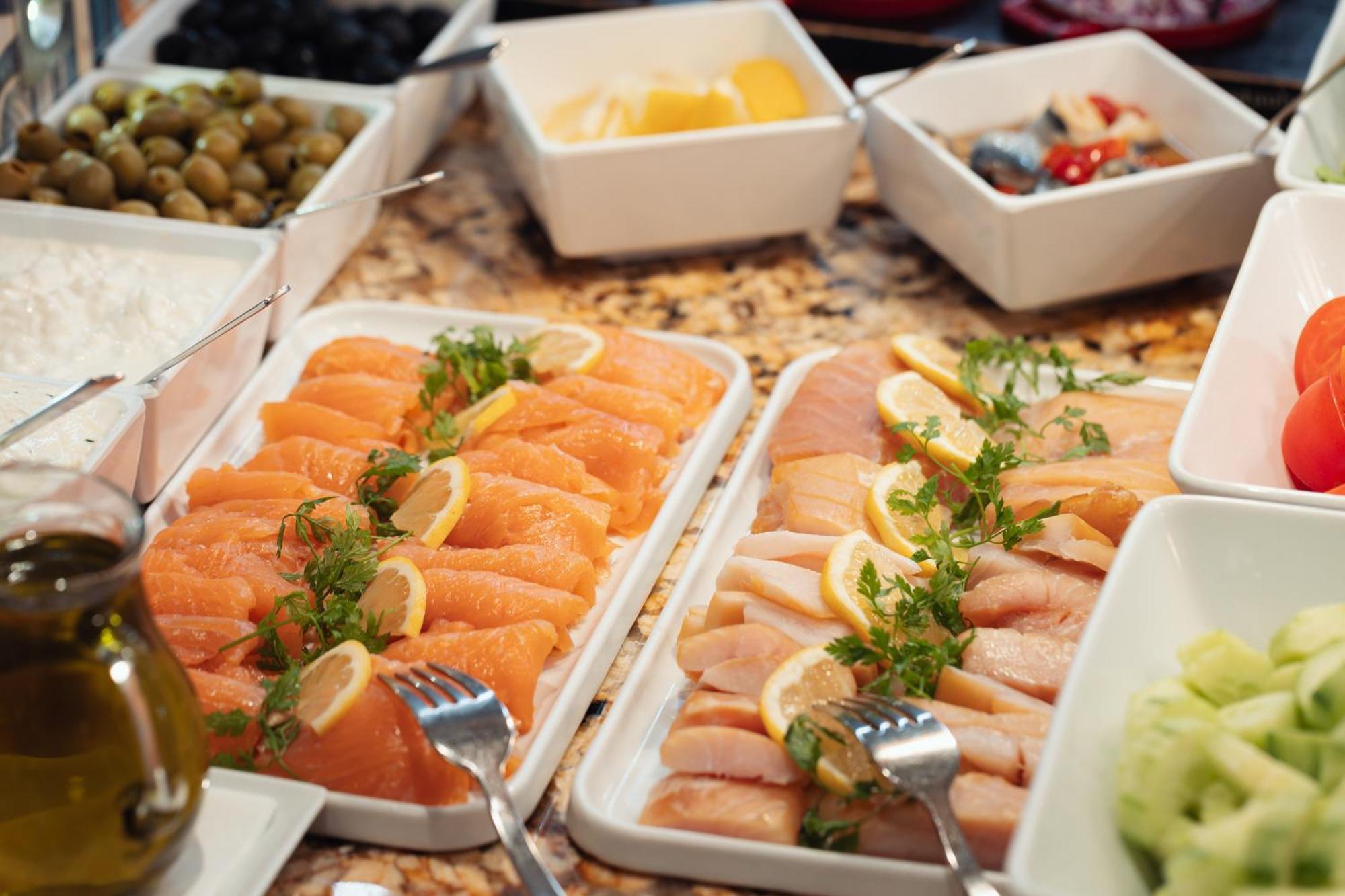 Cosmopolitan Hotel Praga Exterior foto Salmon and chicken