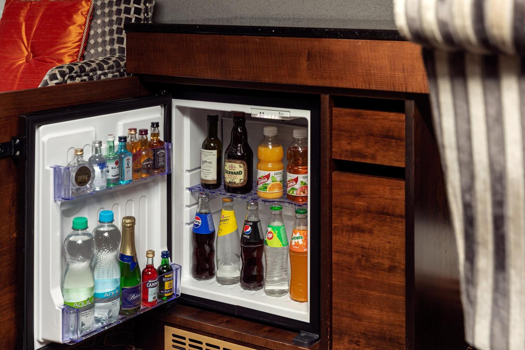 Cosmopolitan Hotel Praga Exterior foto A mini-bar in a hotel room