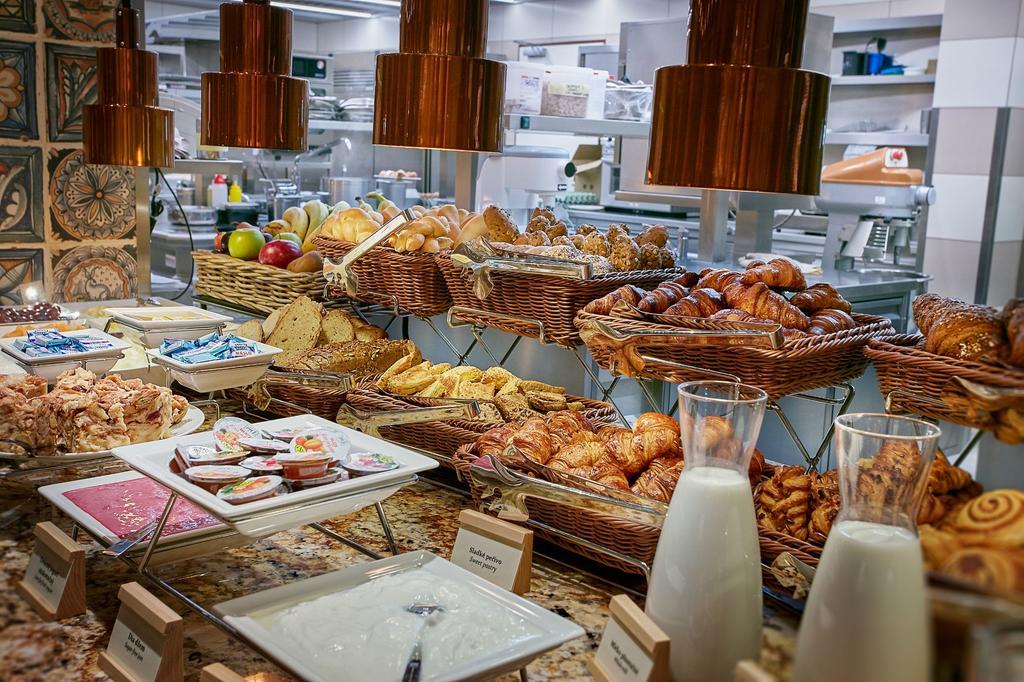 Cosmopolitan Hotel Praga Restaurante foto A buffet at a hotel