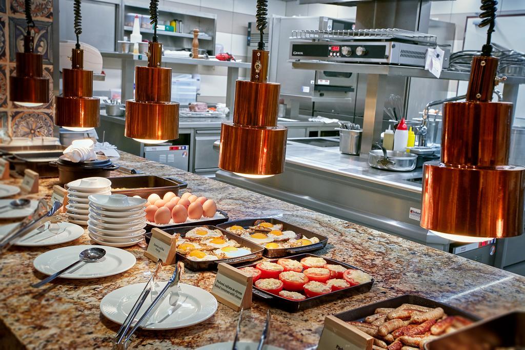 Cosmopolitan Hotel Praga Restaurante foto A buffet at a hotel