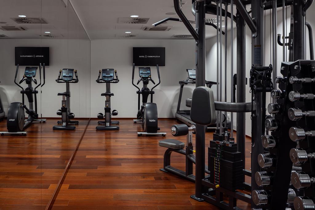 Cosmopolitan Hotel Praga Instalações foto A gym at a hotel